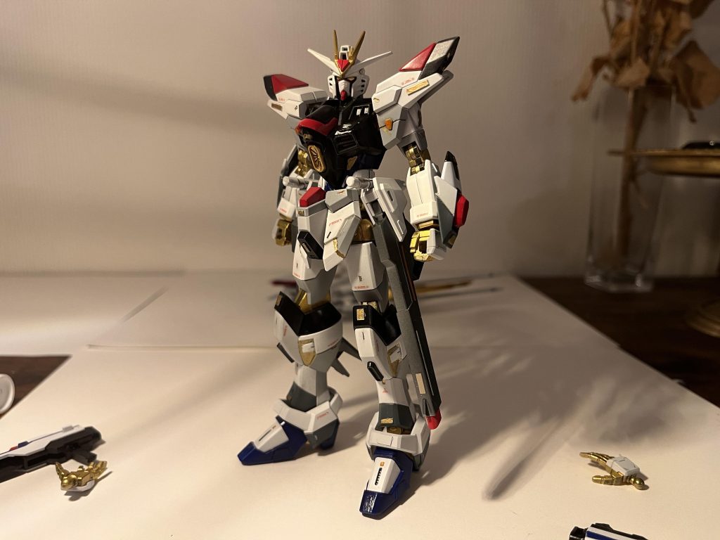 右手のビームシールド発生装置は墨入れしたら割れてつけられなくなりました。