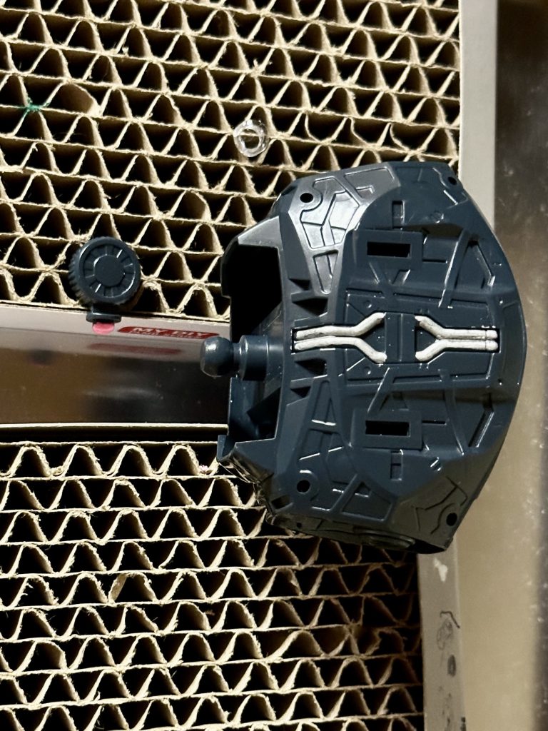 取説みたら背面の所にこういう塗装していたのでこれはガンダムマーカーのシャインシルバーで塗ったのだったかな。記憶が抜けてます笑笑