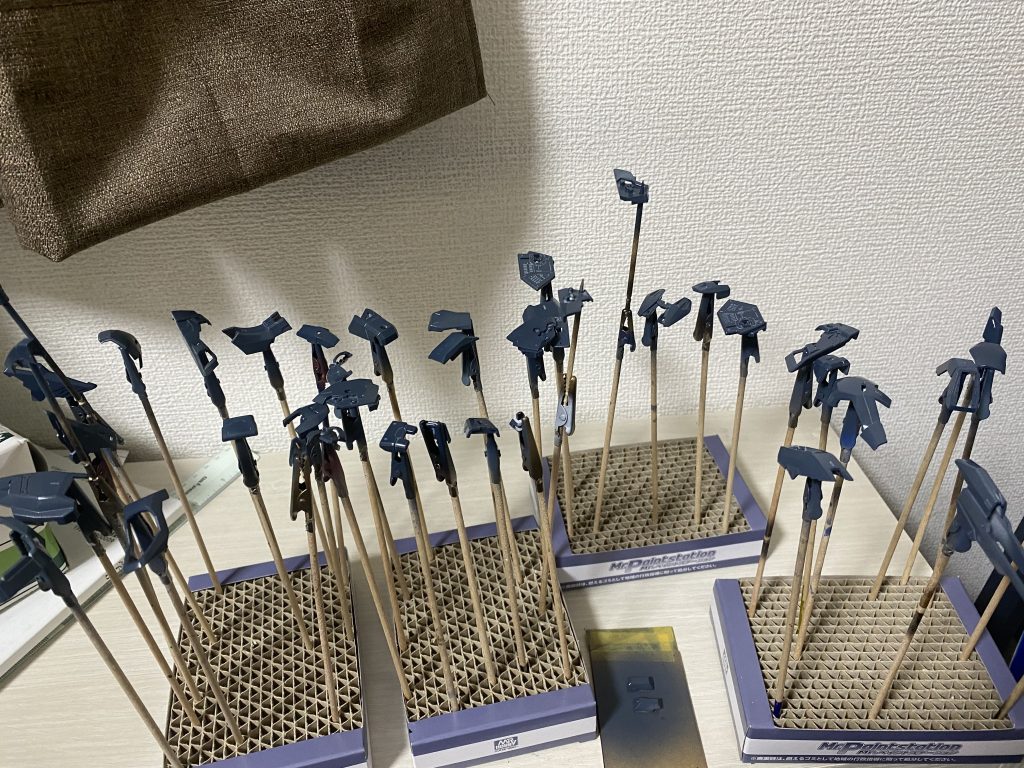 メタリック以外は紫と白と黒を混ぜて作ったダークグレーを下地にしてます。モチベーション維持のために、ゲート処理→塗装→デカール→トップコートの手順を色ごとに繰り返してました。色レシピは白赤と青を混ぜたダークグレー→Exホワイト 青Exブラック→Exシルバー→ウルトラマリンブルー 赤Exシルバーまでは青と同様→プレミアムレッド ゴールド成型色Exブラック→スーパーリッチゴールド メイン装甲部分のライトグレー白と同じダークグレー→ニュートラルグレー+Exホワイト レールガンなどのライトグレー白と同じダークグレー→ニュートラルグレー+Exブラック+Exホワイト+何か青系の塗料だったかな…? 黒部分Exブラック→プリズムブルーブラックトップコートは全てスーパースムースクリアーです。