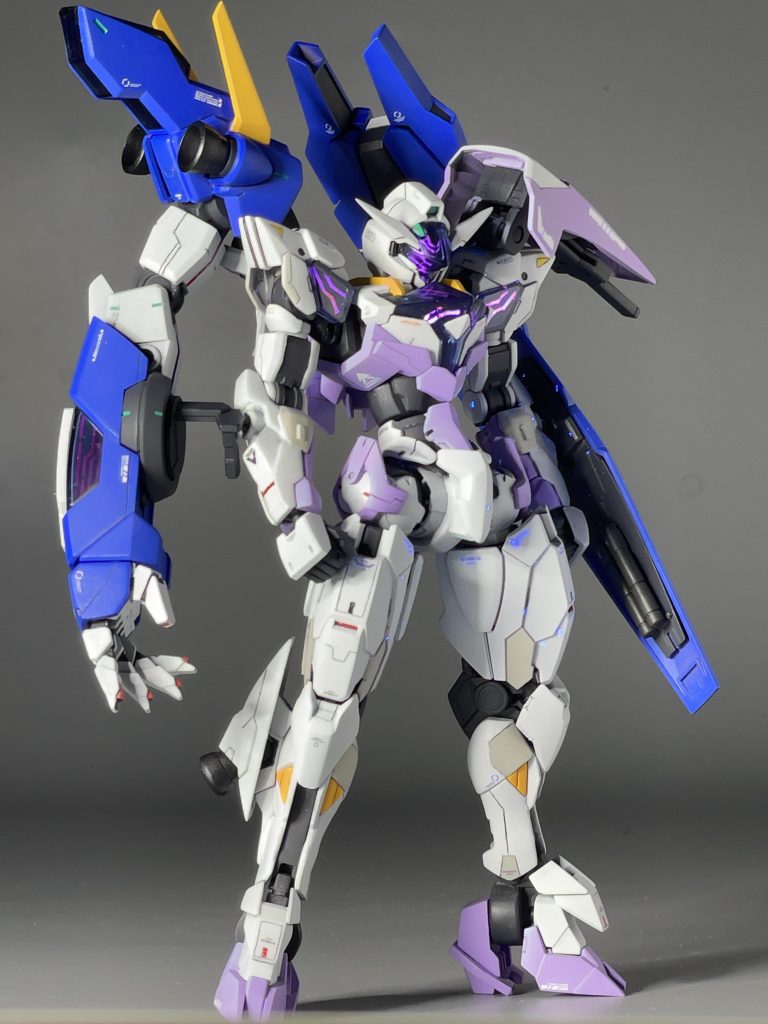 正面。主にやった改造は肩の位置調節、手足の延長、虎の手の関節追加、です。武装は虎の手の他、ディランザの肩シールド。それとウル、ソーンの共通武器を付けてシリーズ感を出してみました。関係性は無さそうですが…