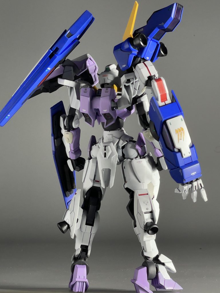 背面です。バックパックはダブルオーから拝借。水星ガンプラは他シリーズと互換性があまり無いので悩んでましたけどここは割とすんなり付けられて良かったです。