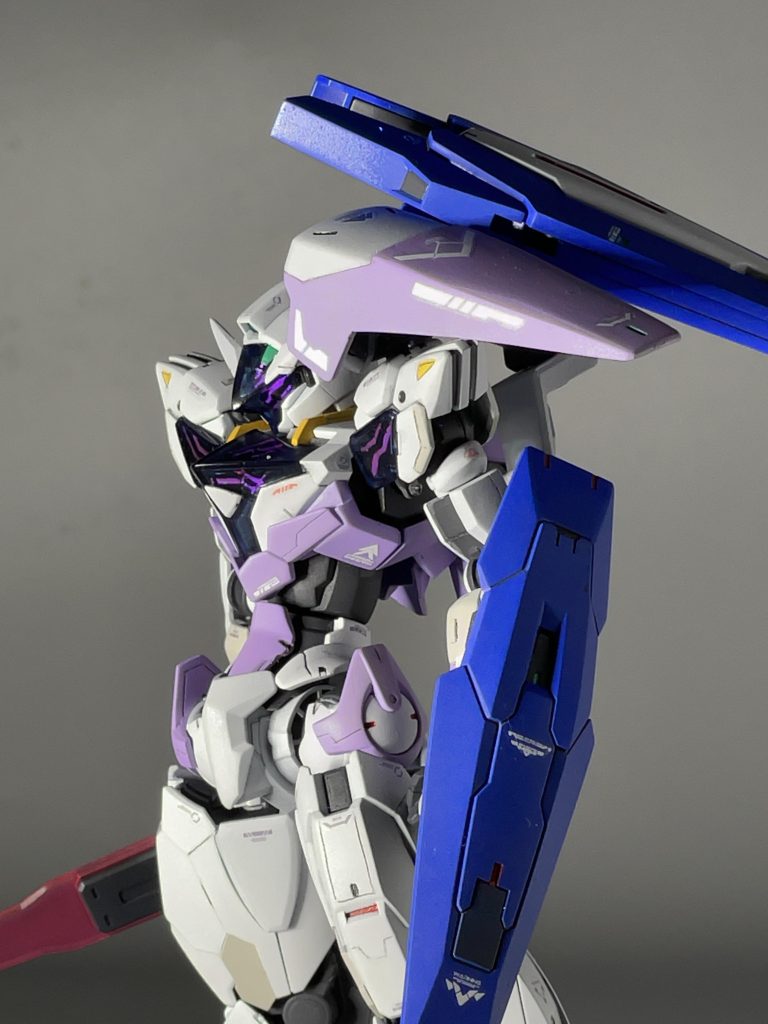 アップ。シェルユニットは蛍光塗料で発光させてます。目に当たる部分もパテを盛って鋭い目つきになるようにしてます。お気に入りの一枚です。