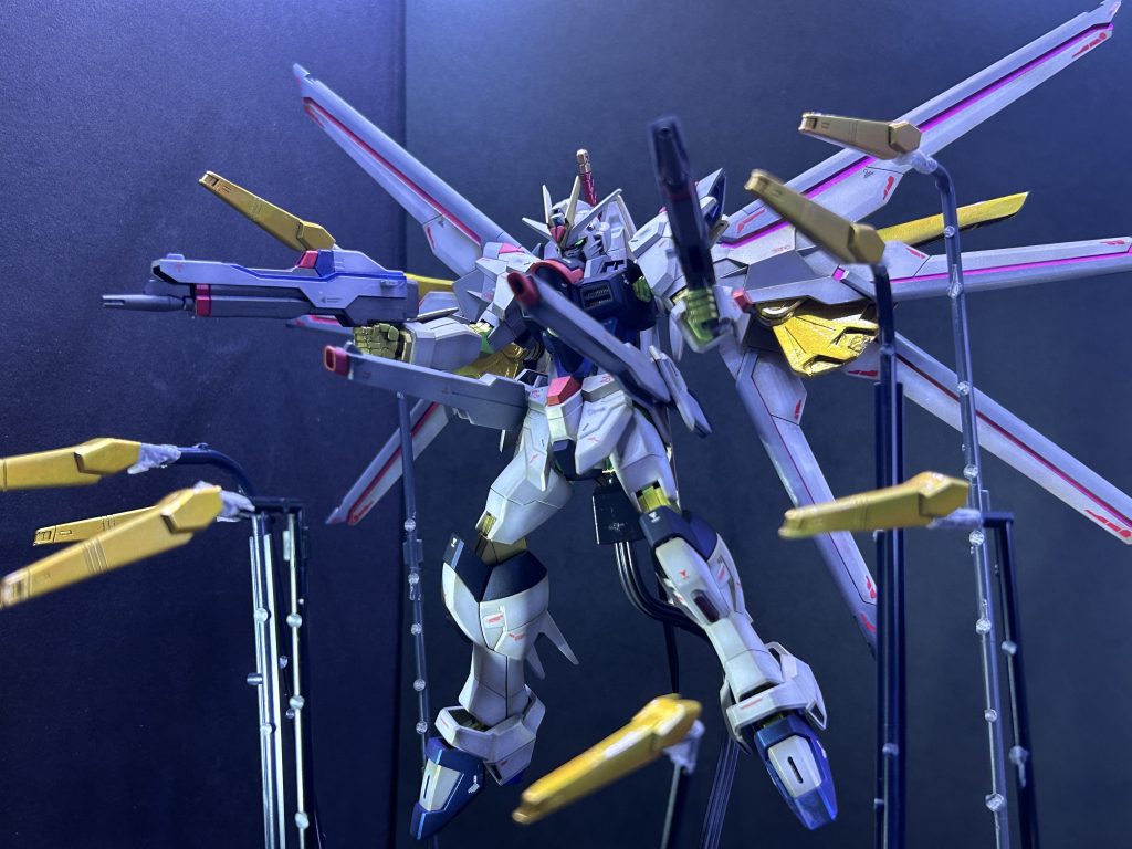 ドラグーンフルバースト!劇中に出てこない、そもそもやる必要があるのか?ってなりますが、フリーダムといえばこれだと思ので。これがやりたくて改修しました。ただ、ドラグーンつけるスタンドがないため適当にランナーぶった斬って、両面テープで固定しています。頑張って実現したのでこれを見て欲しくてメイン写真もいつもはやらない合成に。お付き合いを頂き感謝です。