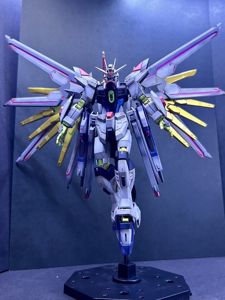 登場&傲慢サンダー劇場でうおっー!ってなった神ポーズ。無敵バリア、無制限マルチロックオン(無制限に見えた)、傲慢サンダー。普通に考えるとラスボスの能力では、、、キラキラ粒子再現するエフェクト作成したい。