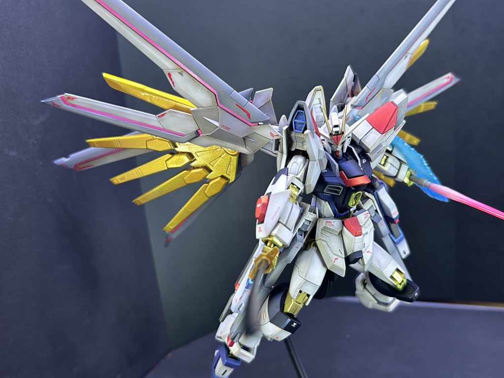 トドメの一撃流石だなーって思うくらいポージングしやすいです。フツノミタマは刀身が素晴らしく綺麗だったので塗装せず。無反射黒色塗料が手に入ったら塗装しようかなと思います。