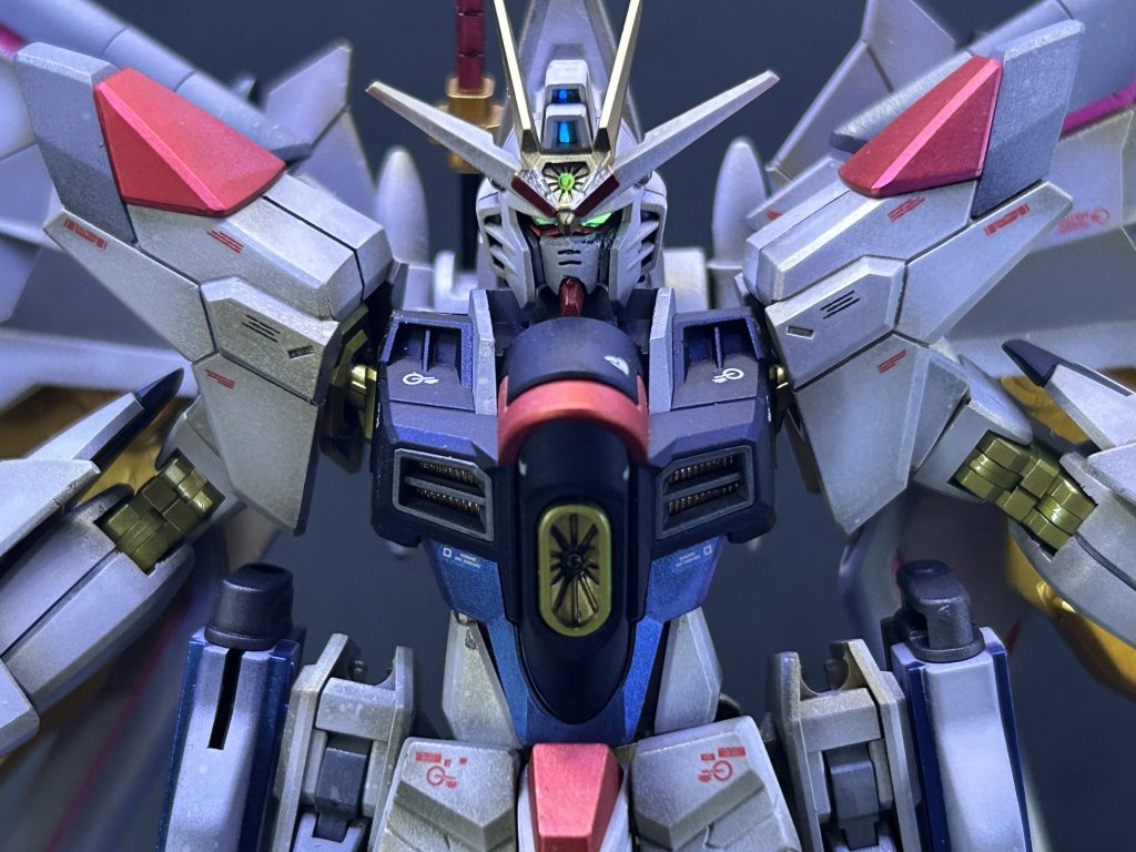 ディスラプター強すぎるだろってツッコミたくなる威力。反転してるけど、何色の光線が出ているのだろうか。地味に塗り分けの難所(筆塗り、水性塗料使用)※羽やビームライフルほどではありません