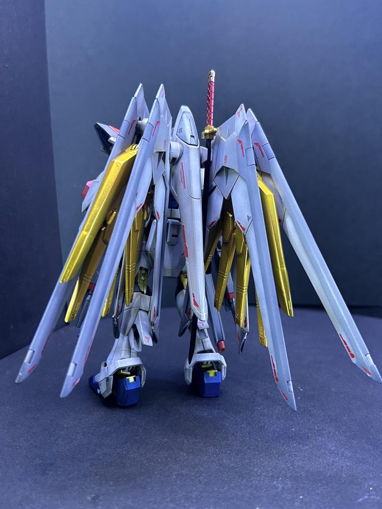 背面改修は各ドラグーンを脱着出来るようにし、ドラグーンのカバー?(金色羽の一番外側)を延長しました。ドラグーンは黙々と切断(なかなかの大変さでした笑)、カバーの延長は下手くそすぎて泣ける笑 いつか、同じキットでリベンジしたい。