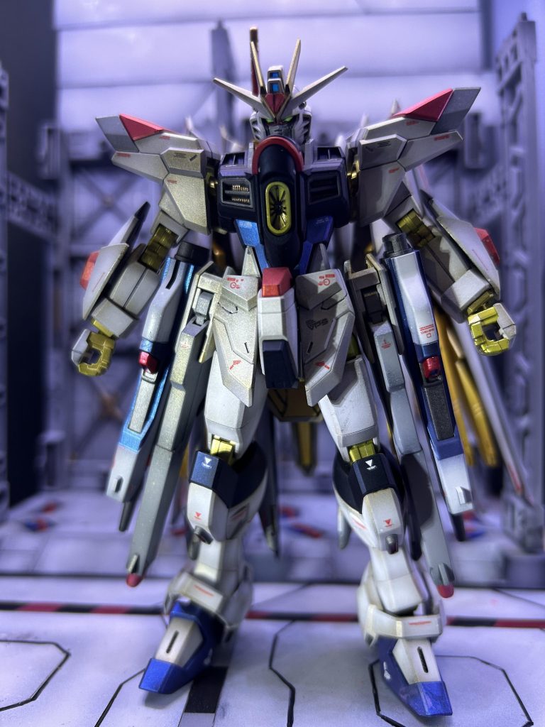 正面ライフル横付けにより脇がしまらない笑元々マッシブなのでかなりゴツい感じに。歴代フリーダムと同じく、羽が大きく自立はかなりギリギリです。(立てるだけ凄いと思います)