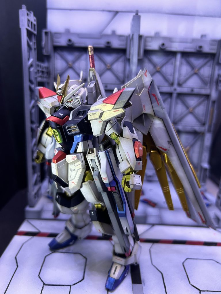 横からホワイトの外装は、金下地→ホワイトをグラデーション→クリスタルカラートパーズゴールド→艶消しクリアで塗装。艶消しの影響でグラデーションがウェザリングに見えたりします。