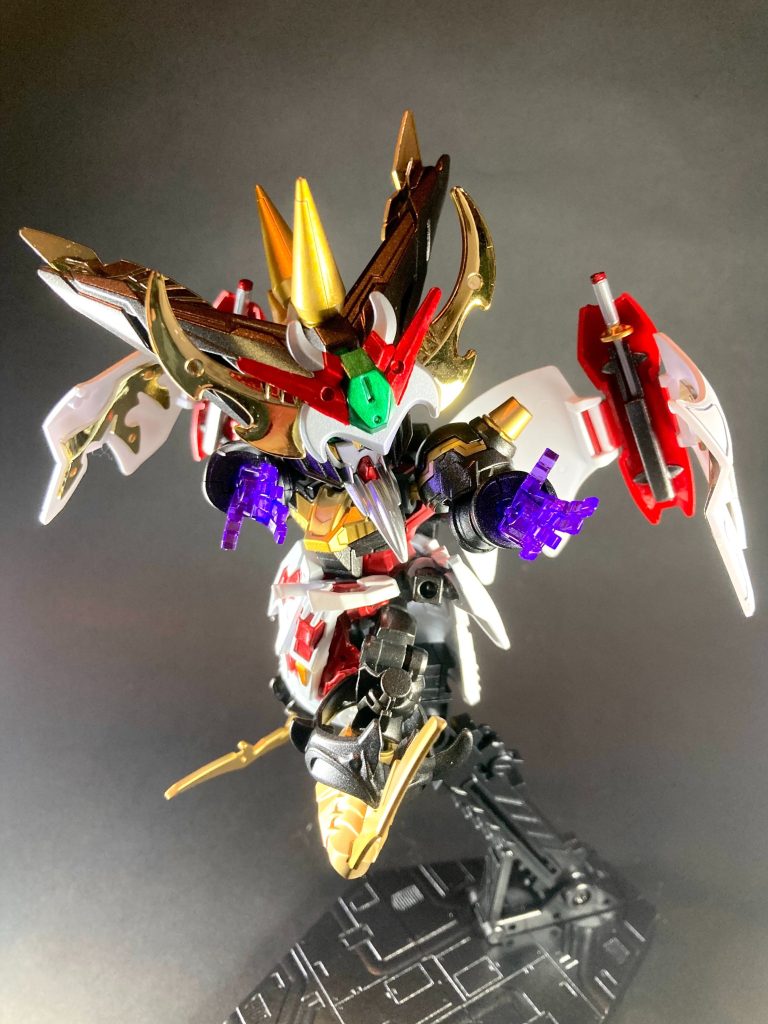 【悪来将帥】典韋マスター大将軍熟練の老将軍の域に達した典韋マスターガンダムの姿。曹操ウイングガンダム古参の親衛隊長として幾度もの死地を乗り越え、歴戦を闘い抜いた忠勇の士。若い頃は武勇一辺倒の猛者だったが、やがて軍勢を率いる将として大成、老獪な軍略を会得して知勇兼備の大将軍位に昇った。