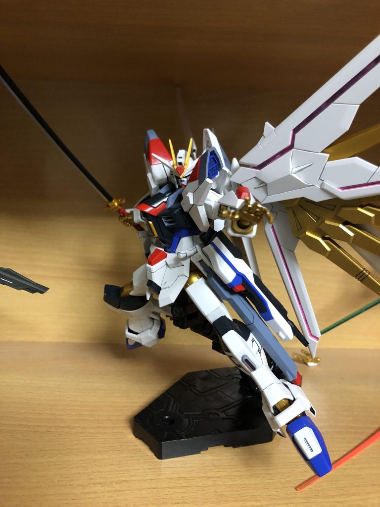 制作途中の写真塗装と墨入れまではすんなり進みましたがデカール貼る作業があんま好きな作業では無い為NetflixでSEED FREEDOMが配信されるまで放置…汗