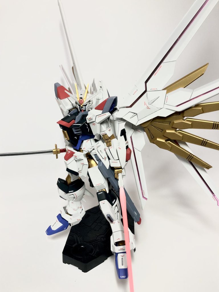 Netflix配信が始まりそれを見ながらチマチマとデカール貼りを開始。やっと先日デカール貼り終えたので艶消しクリアーを吹いて完成!前作のHGCEのストフリとは流用パーツどころか完全新作でプロポーションまですっかり変わってますが僕的にはこっちの方が好きです。ただせっかく新規造成なんだからレールガンはつけて欲しかったな。付属の高エネルギービームライフルより全然活躍していたし。最後まで見ていただきありがとうございます!