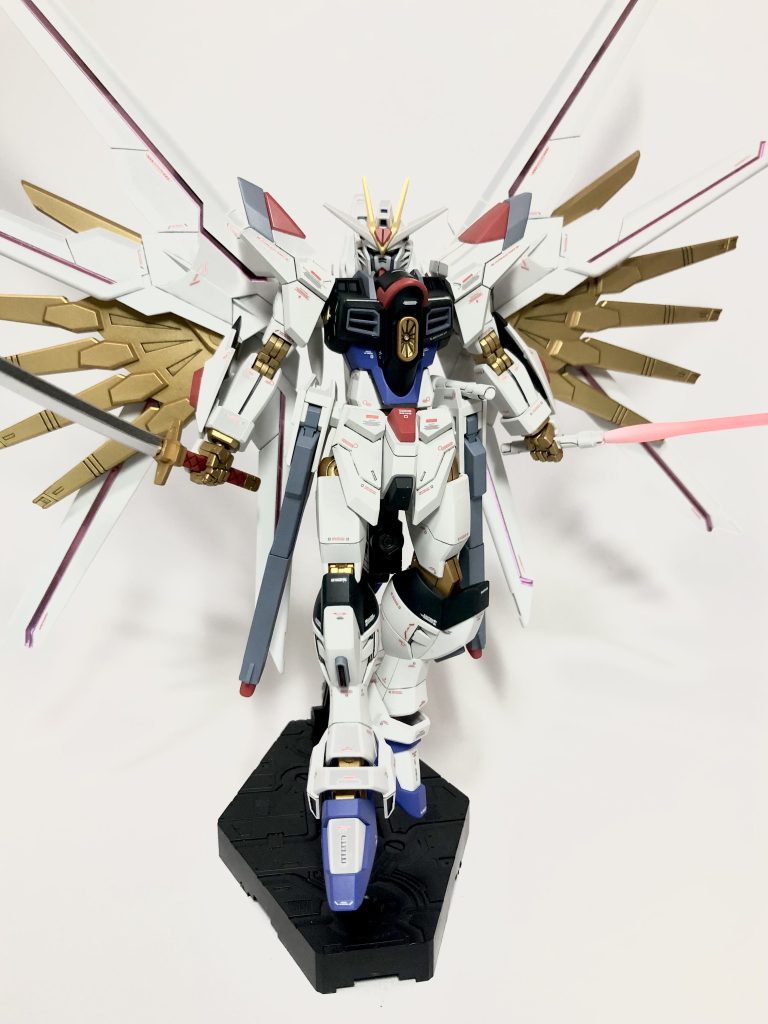 箱絵っぽいポーズフツノミタマは2種類の質感を再現との事でしたが老眼の自分には全然分からなかった為塗装して2種類の質感っぽく仕上げました笑