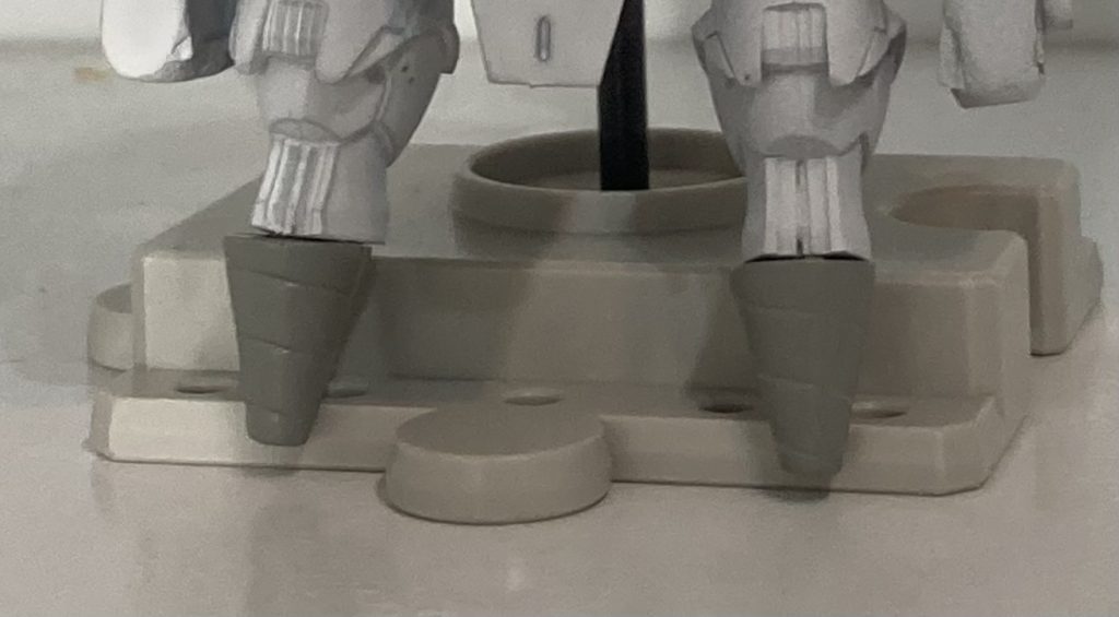 足パーツは原作のようにしたら自立しなくなりました。