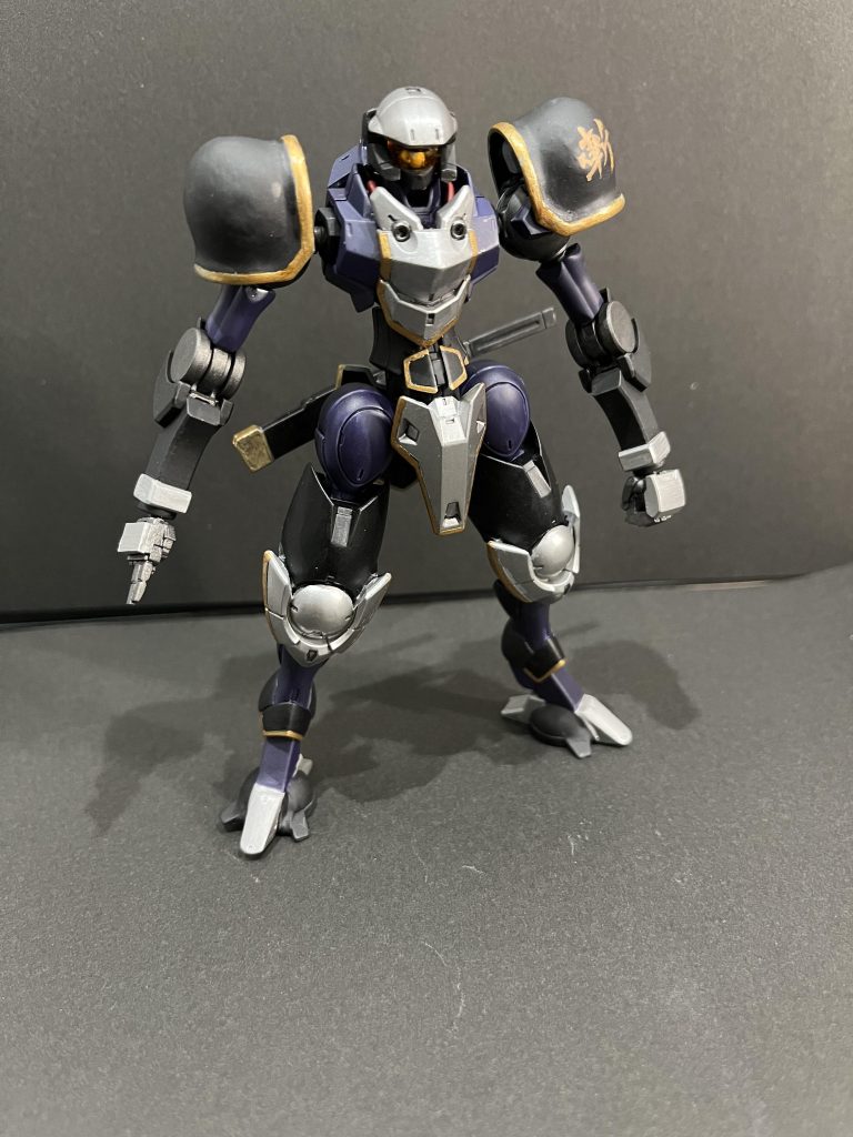 一方、ハインドリー素体では腕が短く肩が張っていて、全く忍んでいないフォルムだったため、水星仲間のザウォートから移植。期せずして腕のブレードにも繋がり、方向性が固まりました。肩は転がってたグフから、日差しは25年前に作ったゲルググMの残骸。気がつけば割とキメラ機体。