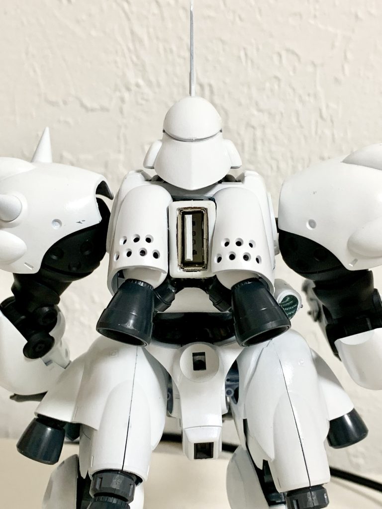 フライトユニットの接続はUSBケーブル（100均）の端子を埋め込みました。コレが予想通り、割としっかりとしてて抜き差しが簡単です。