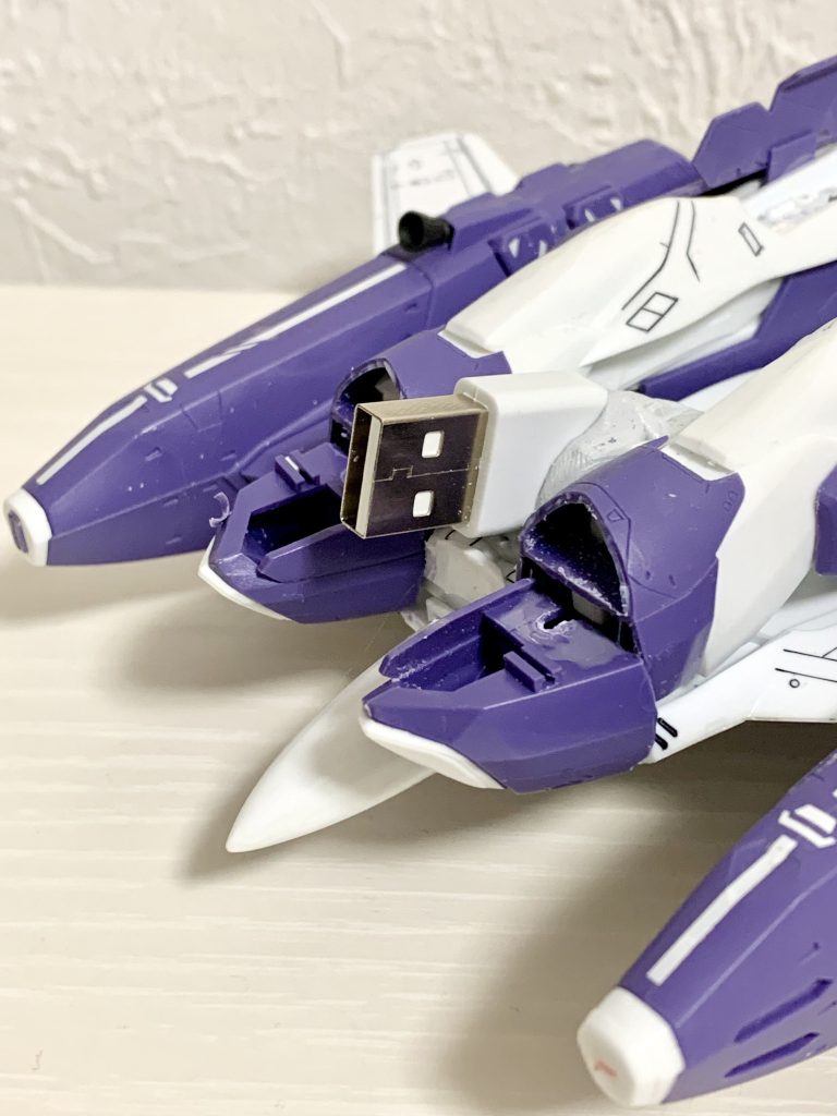 こちらもUSB端子をつけてます。USBケーブルにまさかこんな使い方があったとは。