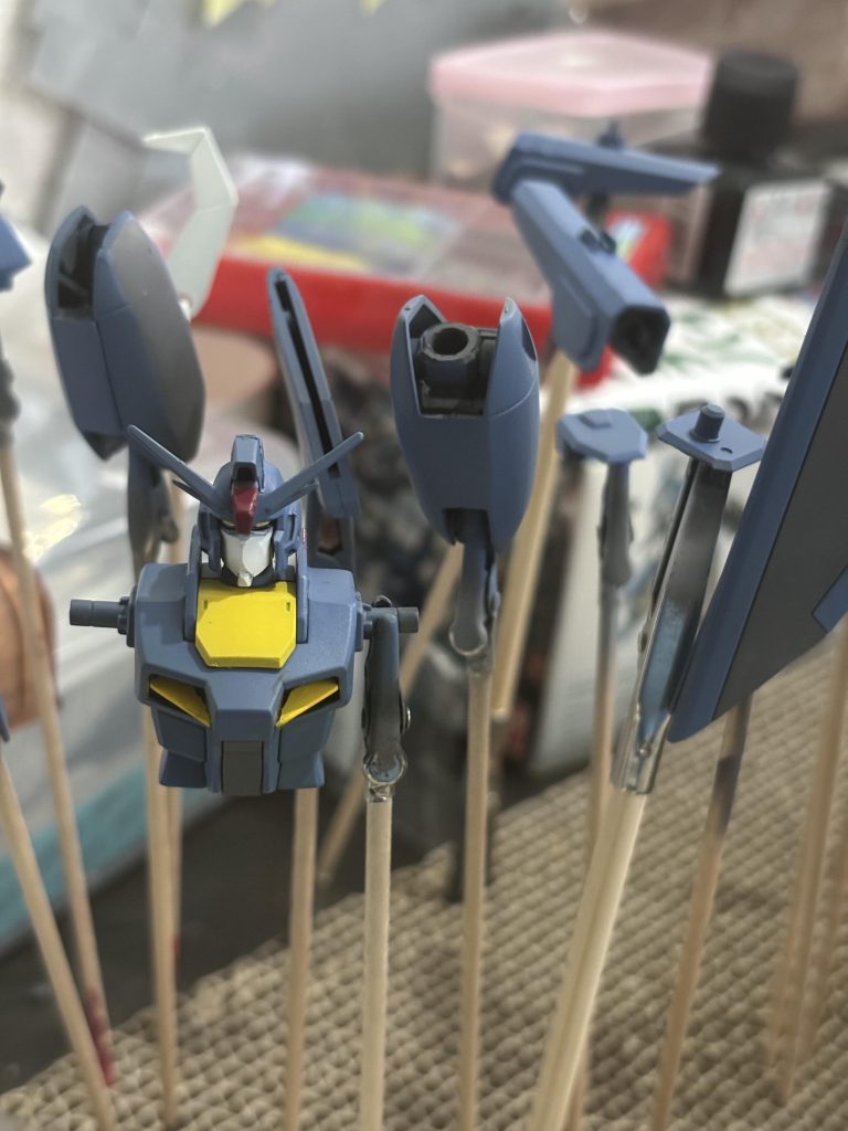 カラーレシピ本体青:MSライトブルー+ファントムグレー関節:アクリジョン黒鉄色黄色:エナメル フラットイエロー赤:MSシャアレッド2グレー:メカサフヘヴィ塗装はエアブラシメインで行っております。エナメルと併用すると塗りやすくていいですね。ABS塗装はヒヤヒヤしましたが今の所大丈夫そうです。