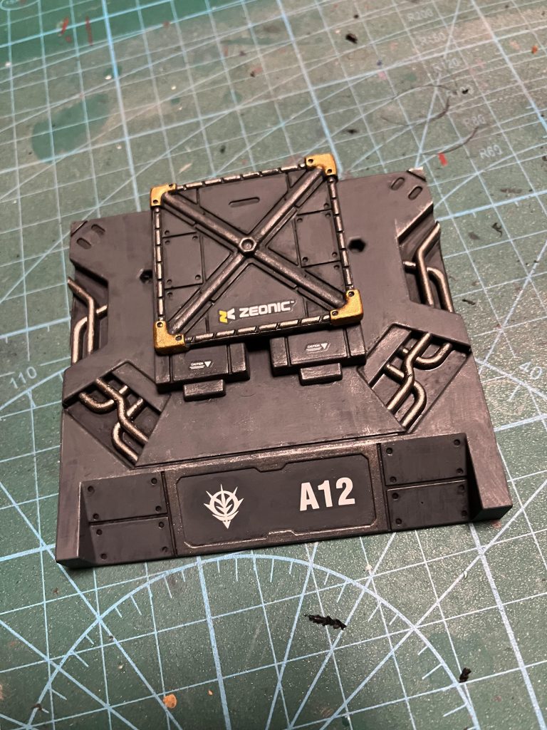 みんな大好きディスプレイベースを切った張ったして基地っぽく塗装しました。デカール貼れるじゃん!ってなってうるさくならない程度にペタペタしました