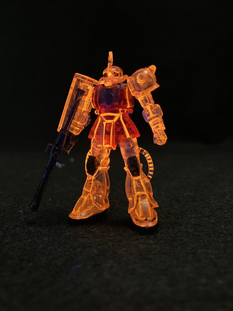 エッジとかモールドに蛍光ピンクを入れたら全体的に発光しました。モノアイはエナメルの蛍光で差別化。少し発光の仕方が違うので面白いです