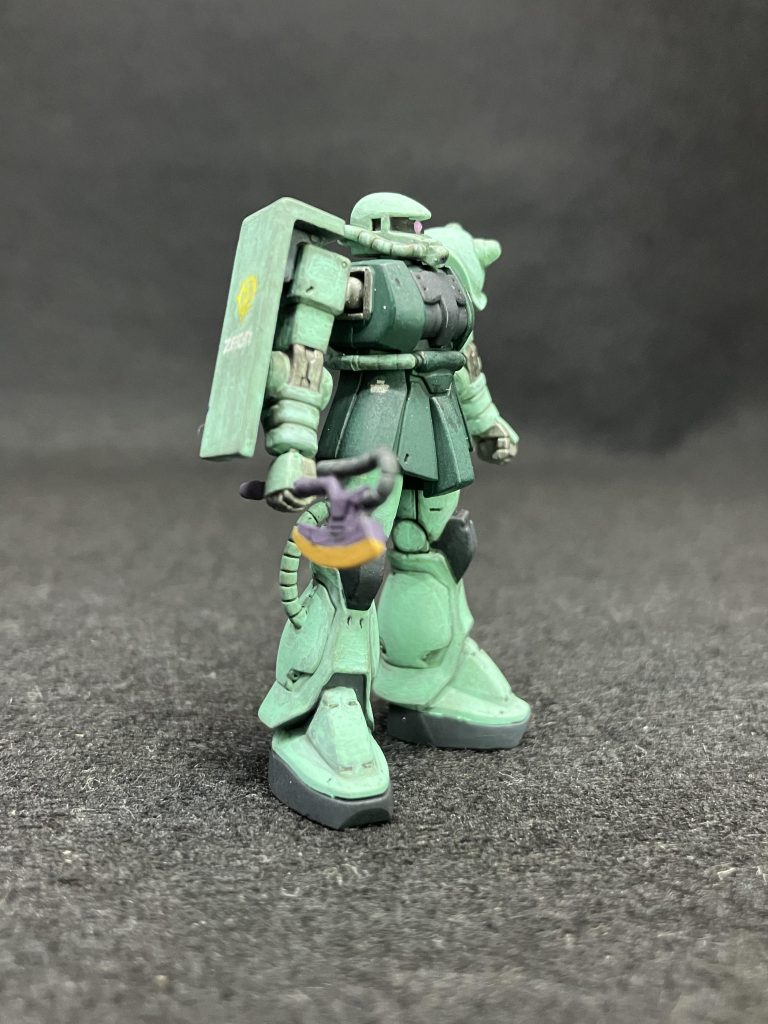 その代わりシールドはパーティングライン消して平面だし頑張りました。ジオニック社のデカールカットしてジオンマークと共に貼り付け。モノアイはアーティファクトより大きい不思議