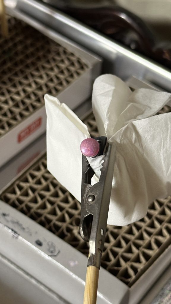 モノアイガンダムマーカーの蛍光ピンクの上にトランザムレッドを上塗り