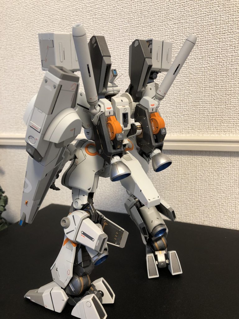 バックショット。バーニアとバックパックは違う色の方が良かったかな。。。