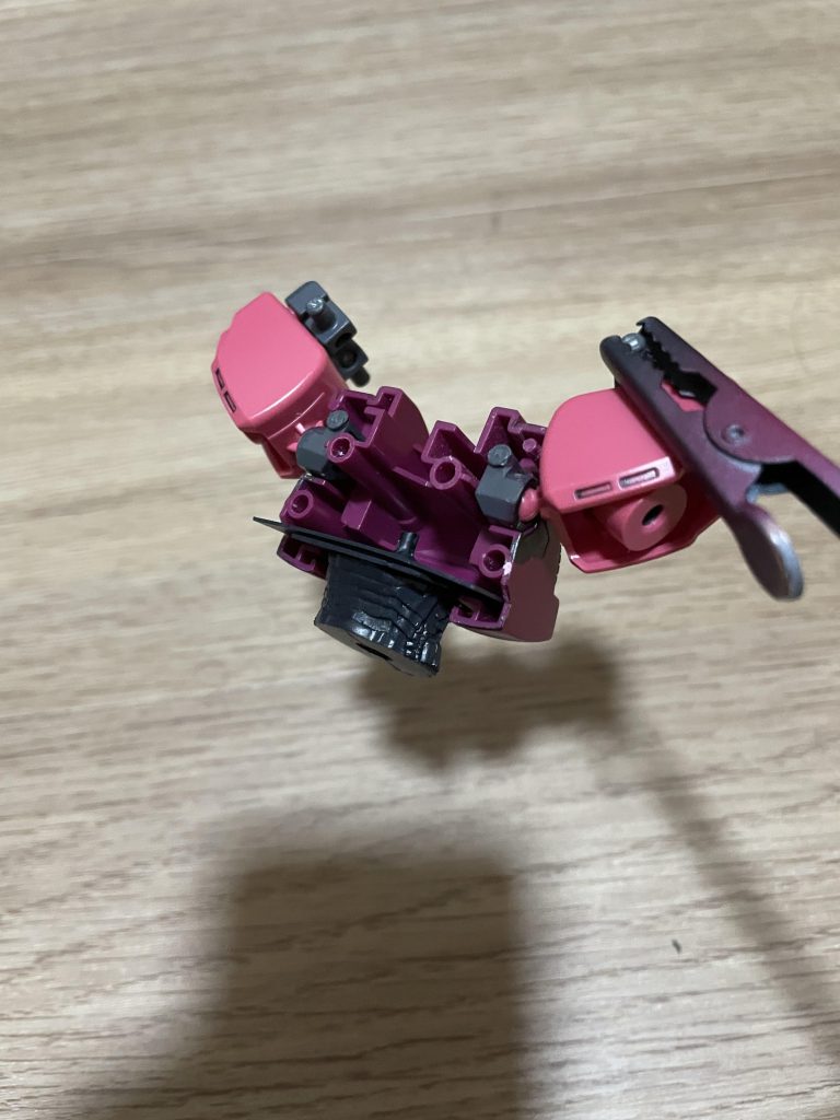 蛇腹部はプラ板に貼り付けて胸部に挟み込んでいます。