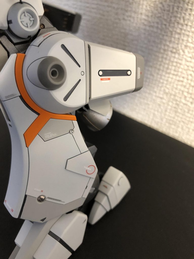 足にもメタルパーツと、これまた初のプラ板で凹凸を増やしました。