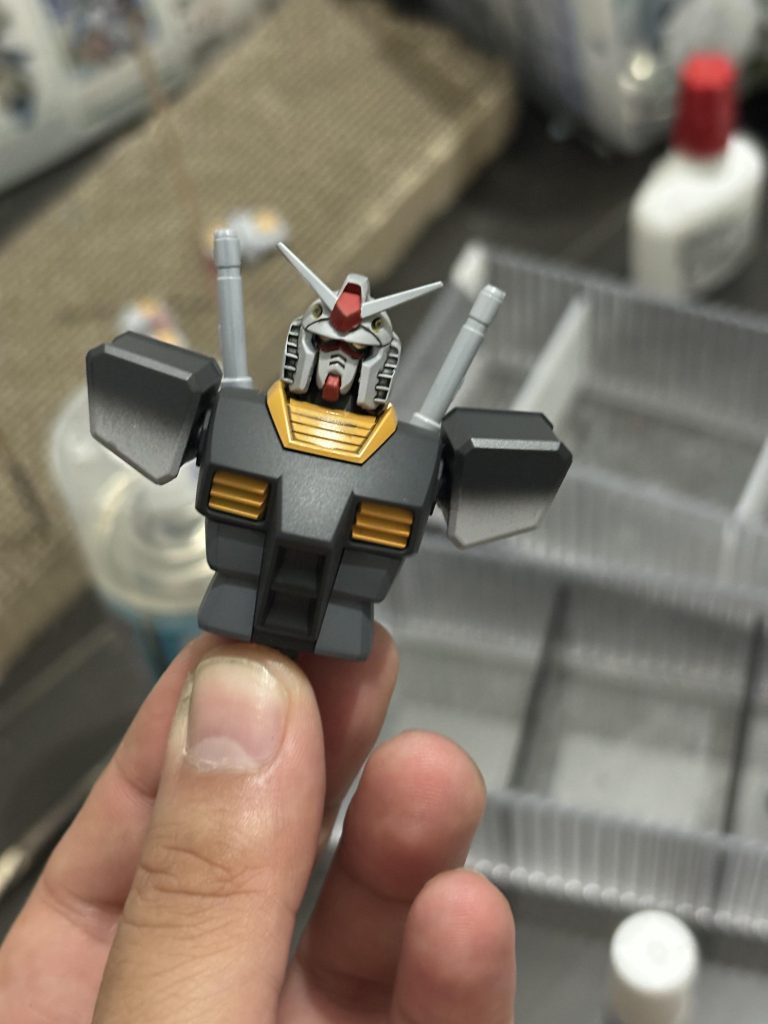 肩アーマーがグラデーションだった記憶があるので本体白を塗った後に黒を上から重ねてみました。気をつけないとやりすぎちゃうので難しいですねw