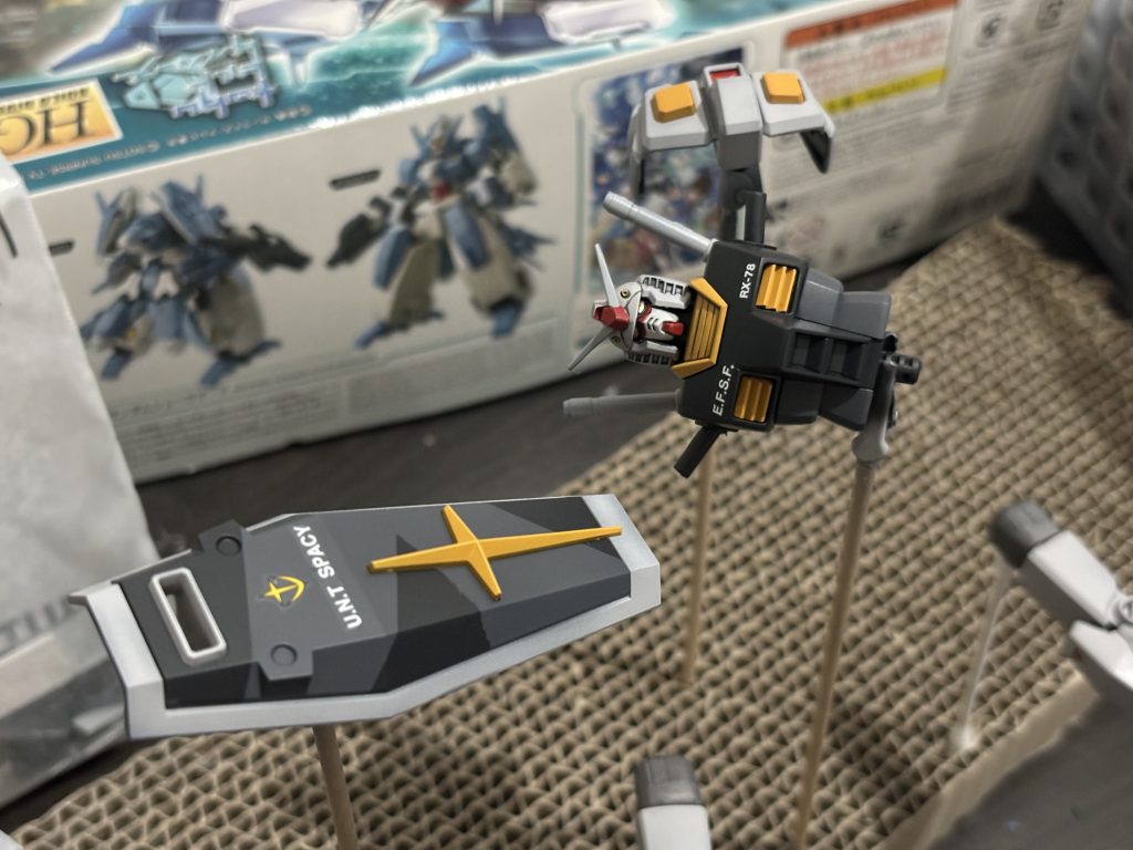 シールドは黒とグレーで塗り分けてみました。