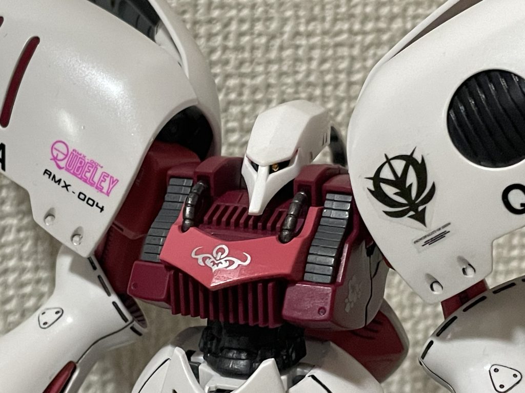 複眼はやめて、100均のネイルシールでモノアイっぽく。軽くアイシャドウを入れています。