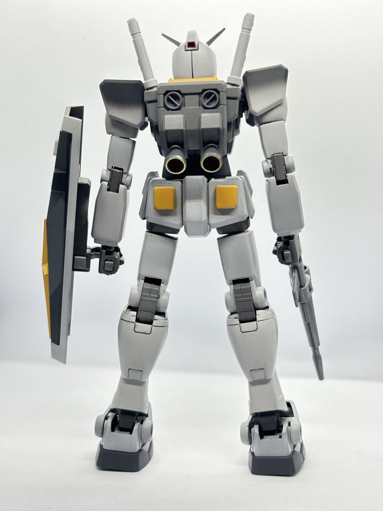 後ハメ加工と両肩・太もも関節の回転化を施してあります。おまけ程度ですが、マスクを切り落として小顔化もしています。カラーリングはプロショップ限定の川口名人プロデュースカラーをイメージして塗装しました。中学生くらいの時に一度買ったことがあるのですがこのカラーは試作機っぽくて結構好きです！シールドをつけたかったのでビームライフル・手首はEGパーツに置き換えています。