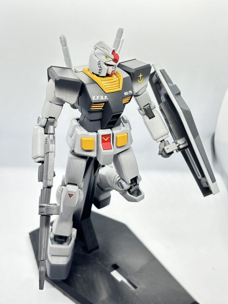 腕が水平に上がるようになったのでポージングは若干向上しました。太ももは根元から切り離しているので回転するようになりましたが、足の根本が軸接続な事と腰アーマーが固定化してるのであまり可動に貢献はできませんでした。可動はFG以上HG以下と言った所でしょうか。膝は後ハメでC字カットしているのでもろに断面が見えてしまうのが欠点です...