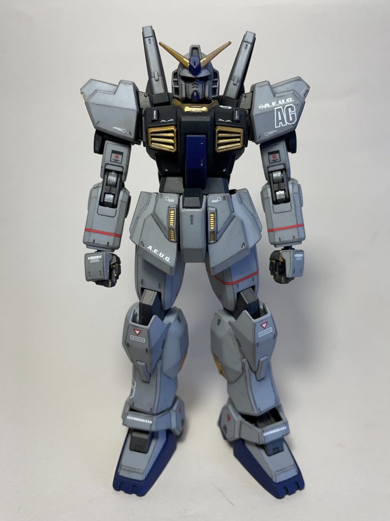 折角のいただきものなので、完成品をお見せして感謝の意をお伝えしたく、作成を始めました。リアルタイプカラーの配色が素晴らしいので、今回は成形色仕上げとしました。ただ、成形色の金色だけは百式リバイブと同様、マーブルっぽくて好きになれないので、手持ちにある水性ホビーカラーのどノーマルなゴールドで塗装しています。