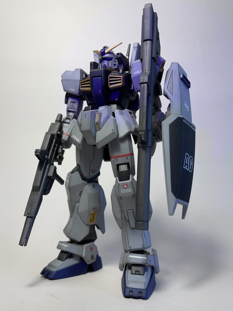 成形色でつや消しトップコートを吹いた後、シャープペンシルをつかって、パステルシャドウにしてみました。