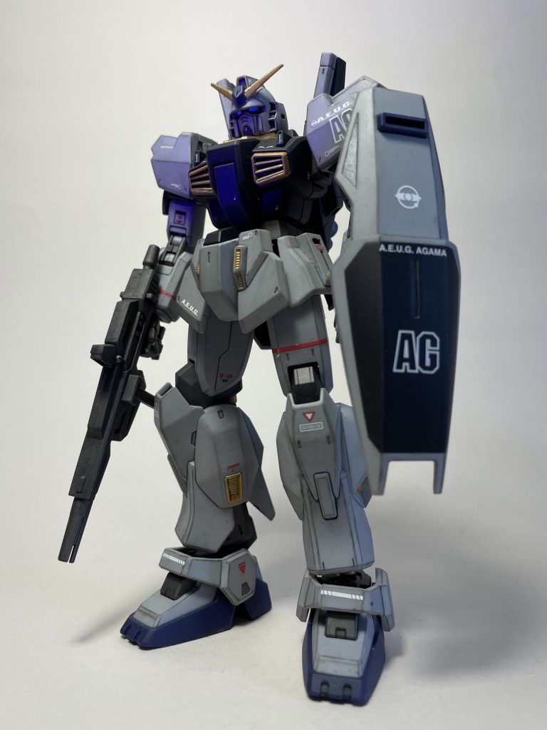 普段は発光していない状態をイメージして、カメラアイは蛍光クリアを塗りました。