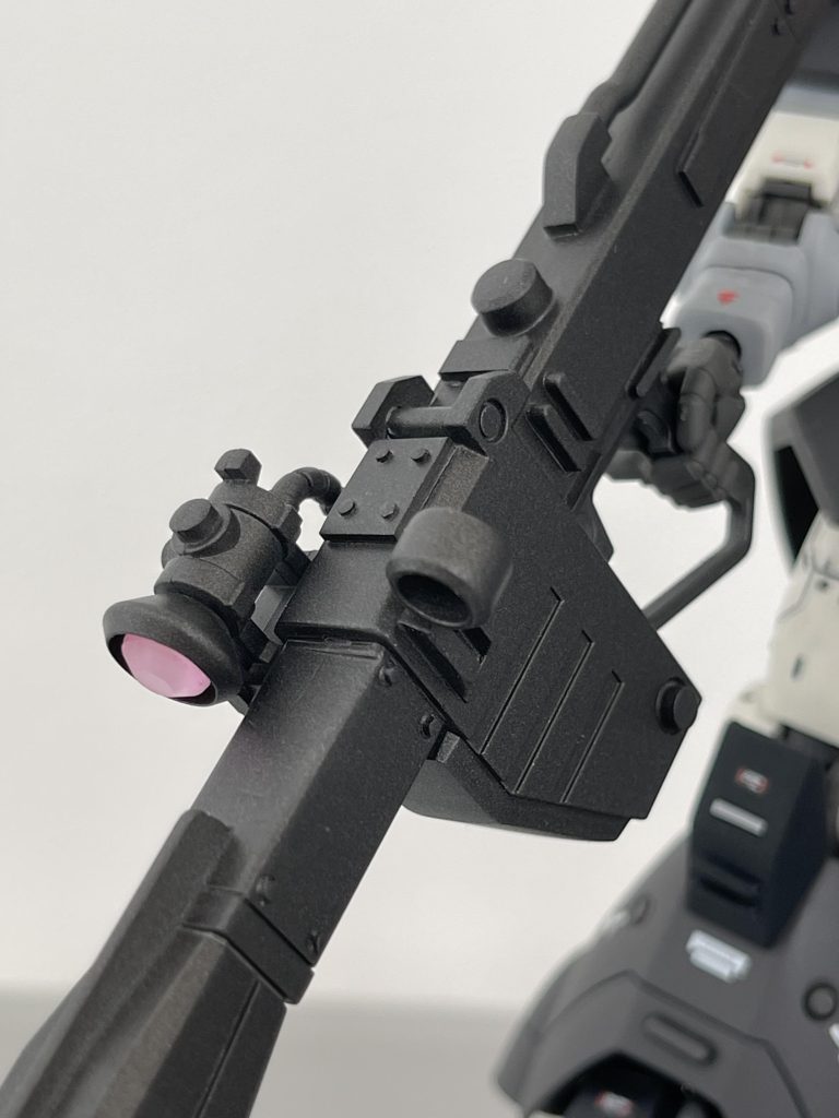 ビームバズだけは塗装もする前提で他の色のランナーパーツも使用し、特に多めに活用しました。合わせ目を隠すためにランナータグ+リベットで蓋みたいなパーツを作って被せています。合わせ目は隠しきれていませんが…