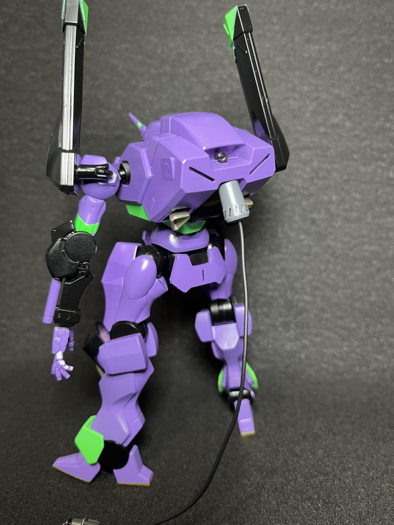 背後にケーブルも取り付け完了