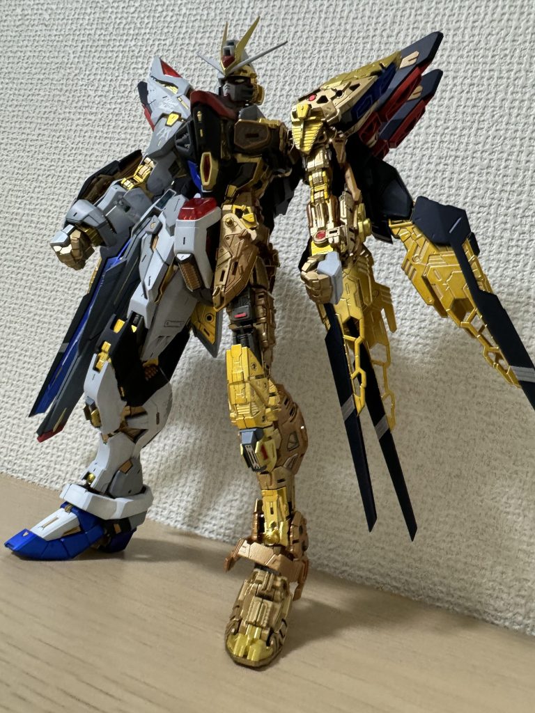 半分だけ装甲を取り付けた状態スーパーリッチゴールドがいい感じにマッチしててとてもよき。