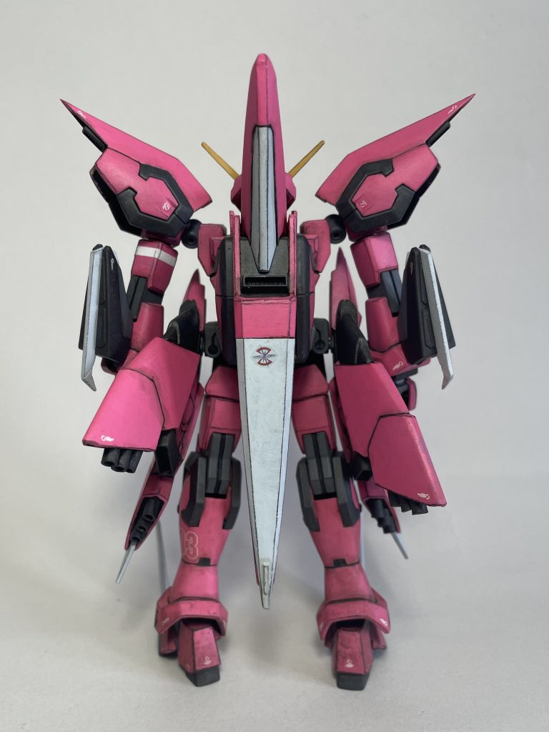 色鉛筆をつかってエッジを出しています。デカールを貼ってつや消しトップコートを吹いた後に、ウェザリングカラーのグランドブラウンでウォッシングしました。