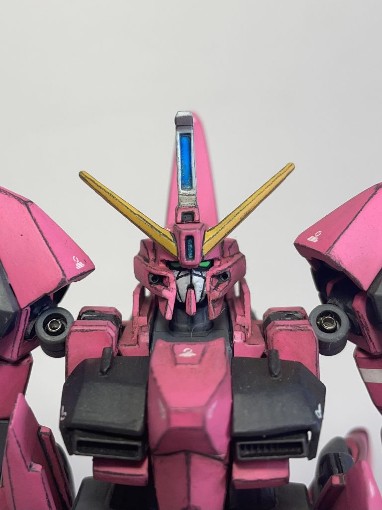 頭部が非常に小さかったので、サイドから後頭部にかけてボリュームをアップしました。肩関節は市販のジョイントパーツを使うことで、肩が奥に稼働するよう変更しています。ジョイントパーツが寂しかったのでつぶし玉を仕込んでいます。