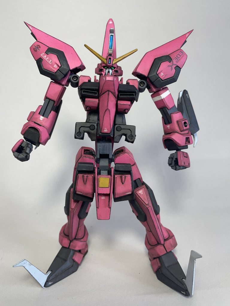 パンツをずらすとこんな感じ。細くて角ばったデザインを見直ししました。腰部を切り離し、ポリキャップと3mm軸で回転できるようにしています。サイドアーマーを支える部品は横幅を詰めたあと、腰回りを表現するように余剰パーツを上下に追加しました。