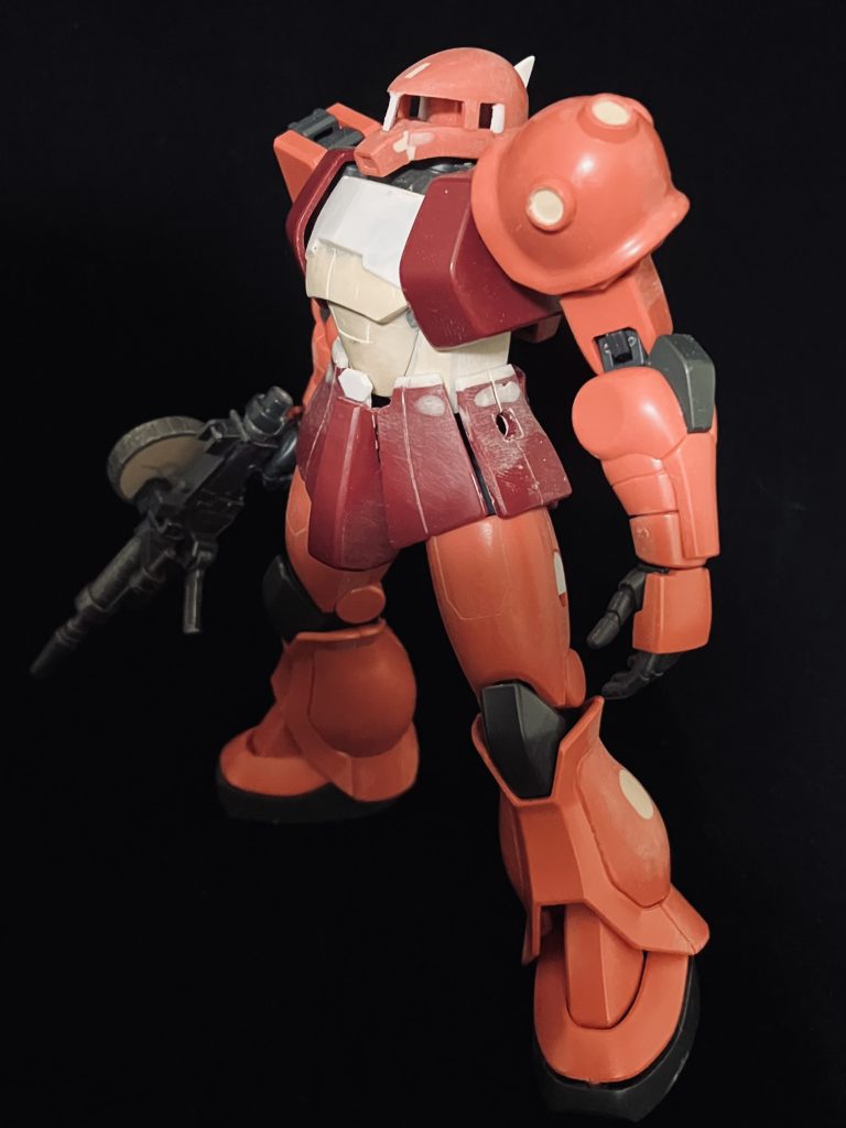 胸部はMGザクIを見本に作成。動力パイプなしでは腰がスッカスカになりますので、厚みを持たせ、腰アーマー上部を延長。本来ならツルツルの肩アーマーはタコの吸盤みたく残します。そこは個人的な好みで矛盾もありです笑
