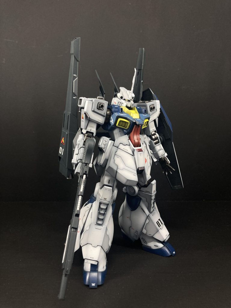 νガンダムを意識したカラーリングに。