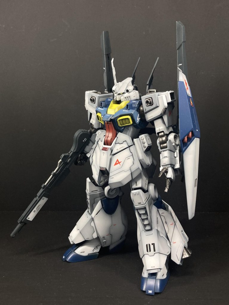 全体的にガンダムタイプに見える様にカクカクを意識して造形しました。