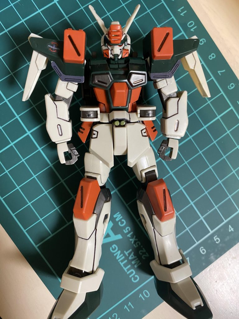 初の合わせ目消しとスミ入れ。ペンだけでスミ入れしたのでかなりくっきりしてますね...