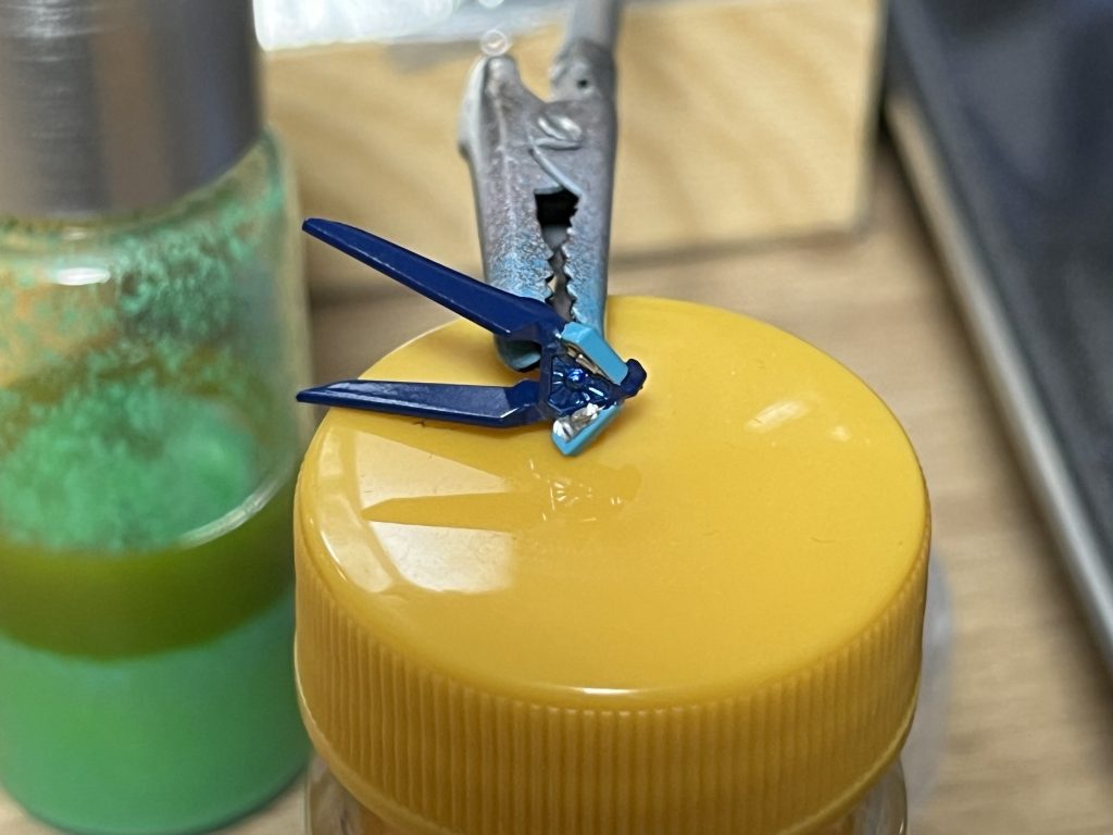 缶スプレーで塗り分けたディスラプター用のアンテナ。4色もあって大変でした💦