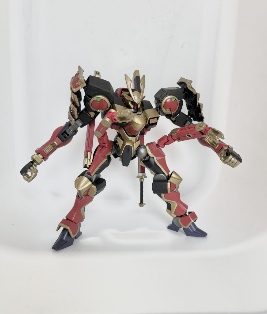 武装すると、男子たるものサブアームを付けたくなるものです。遊んでいた腿の穴に腕をセット！背中から生やすよりも防御には使えそうなので短剣もマウントすることに。サブアームなのにメイン装甲色・格納不可能！差し替え必須やで！