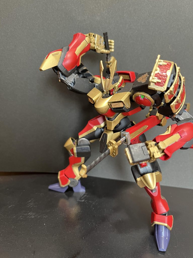 ストライクのおかげで、ゴリラバランスを手に入れたので納刀、抜刀ポーズも取れるようになりました。最近のガンプラは頭ばっかり小さくなるけど、腕をもっと伸ばせばええんや。頭はハインドリーではどうにもならなかったので、手持ちのジャンクで最も武者味の強かったアスタロトに30mmパーツをつけて兜に。ほっぺの装甲が武者感あって良き。